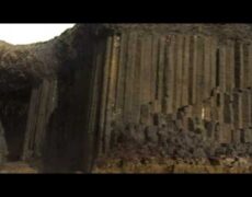 Explora la maravillosa Fingal’s Cave en la isla de Staffa en Escocia – Un destino turístico imperdible